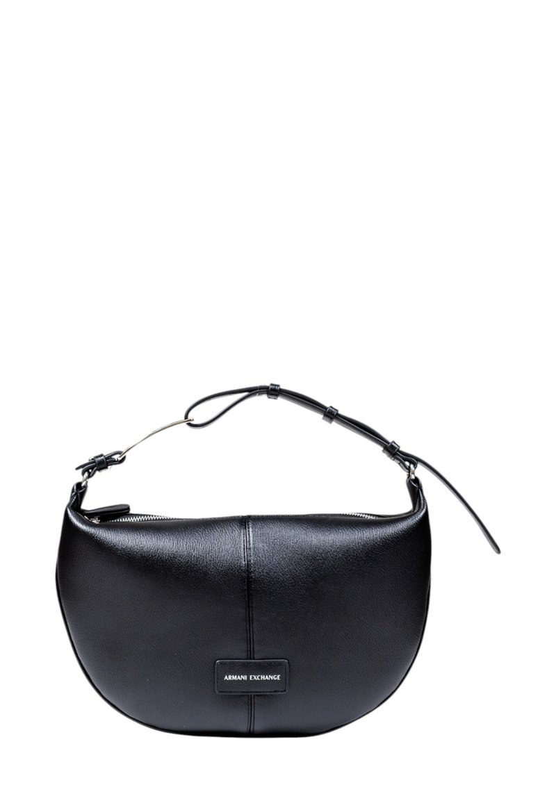 Bolso de mano de cuero negro con forma curva, cierre de cremallera y correa ajustable. Presenta una etiqueta de logo en la parte frontal. Textura suave.
