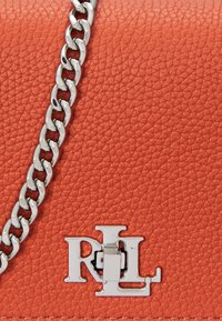 Lauren Ralph Lauren PEBBLED CROSSBODY TURN-LOCK TECH CASE - Skulderveske - rust orange