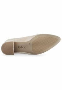 Beige semišové nazouvací boty s špičatou špičkou, plochou gumovou podrážkou s texturovaným gripem a označením Gabor na spodní straně.