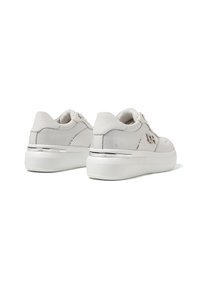 Sneakers platform bianchi con tomaia in pelle liscia e tessuto, dotati di un accento metallico e design della punta arrotondata.