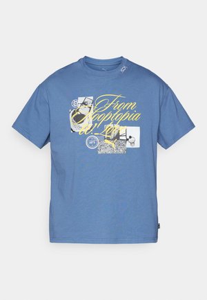 Blauwe katoenen T-shirt met een grafisch ontwerp met tekst en afbeeldingen in geel en zwart op de voorkant. Korte mouwen en een ronde hals.