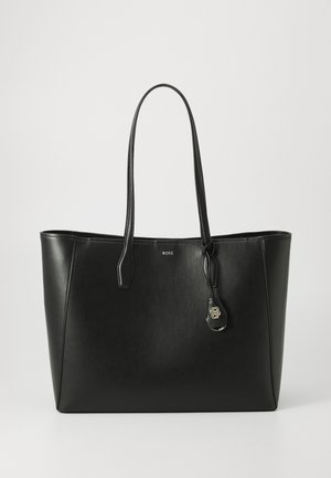 Bolso tote de cuero negro con dos asas, pequeño logo "BOSS" en el centro y una etiqueta colgante de cuero con un emblema dorado.