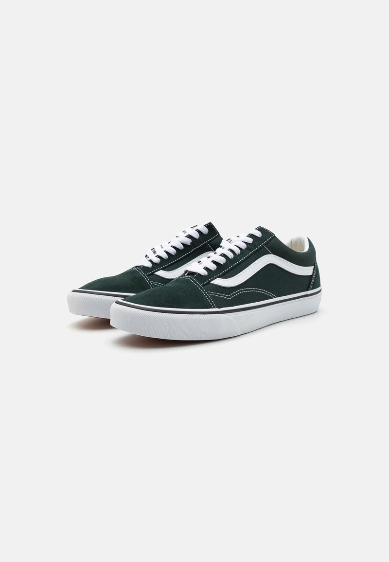 Groene suède sneakers met witte veters en accenten. Rond de neus, platte witte rubberen zool en klassiek zijstreepdesign.
