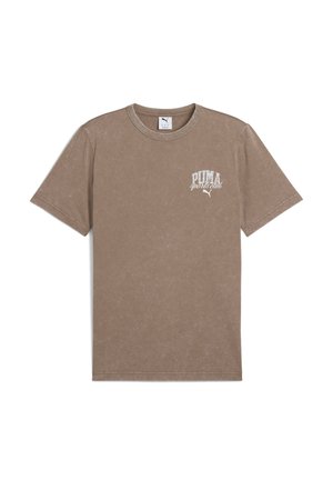 Camiseta de manga corta marrón hecha de algodón suave. Cuenta con un cuello redondo y un gráfico en blanco que dice "club deportivo PUMA" en el pecho.