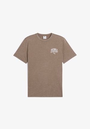 Camiseta de manga corta marrón hecha de algodón suave. Cuenta con un cuello redondo y un gráfico en blanco que dice "club deportivo PUMA" en el pecho.