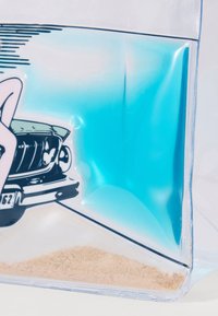 Sac en plastique transparent avec un dégradé de bleu, présentant une illustration d'une voiture vintage et du sable en bas. Texture lisse, forme angulaire.