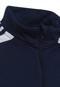 Marineblauer Reißverschlussjacke aus strukturiertem Stoff. Hoher Kragen, weiße Streifen an den Schultern und ein mittiger Reißverschluss mit einem schwarzen Ziehband.