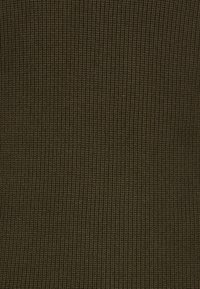 Tissu tricoté de couleur vert olive foncé avec un motif ribé serré et uniforme, et une texture de point visible.