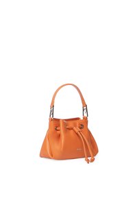 Borsa a secchiello in pelle arancione con parte superiore arricciata, manico corto e dettagli metallici. Presenta una texture liscia e una chiusura con cordino.