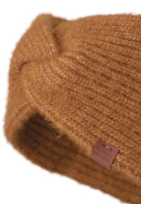 Dzianinowa brązowa czapka beanie z fakturowanym wykończeniem i skręconym wzorem. Zawiera małą skórzaną metkę z logo "Bickley + Mitchell".