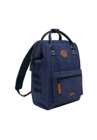 Sac à dos en velours côtelé bleu marine avec des accents en cuir, une poche zippée à l'avant, des poignées de transport, des bretelles rembourrées et un patch logo proéminent.