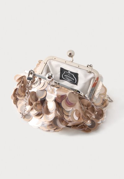 Μικρό πορτοφόλι με ασημένιο πλαίσιο και αλυσίδα, καλυμμένο με μεγάλα γυαλιστερά μπεζ παγιέτες, ανοιχτό για να αποκαλύπτει ριγωτό υφασμάτινο εσωτερικό και ετικέτα μάρκας.