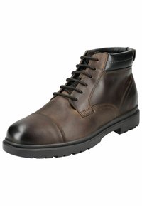Bota de cuero marrón hasta el tobillo con acentos negros, punta redonda, diseño de cordones, parte superior texturizada y suela de goma con relieve para mayor agarre.
