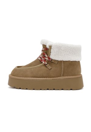 Bottines en daim marron avec un col en fausse fourrure blanche, dotées de lacets à motif rouge et blanc et d'une semelle en caoutchouc épaisse.