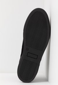 Shepherd AMBER - Nilkkurit - black