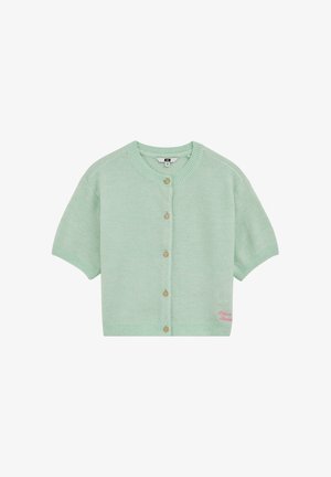 Īss piedurkņu kardigans mīkstā mentola krāsā ar apaļu kakla izgriezumu, pogām gliemežvāka formā, ribotiem apakšmalas galiem un rozā izšuvumiem apakšējā labajā pusē.