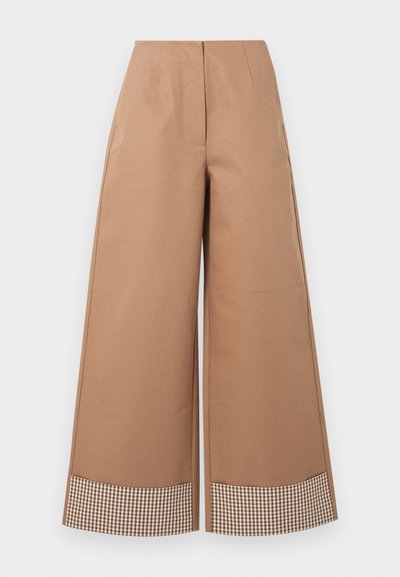 Παντελόνια ταμπά με φαρδιά γραμμή και ψηλή μέση, με λεπτομέρειες καρώ μανσέτας σε καφέ και άσπρο, εμπρόσθιες τσέπες και κρυφό εμπρόσθιο κλείσιμο.