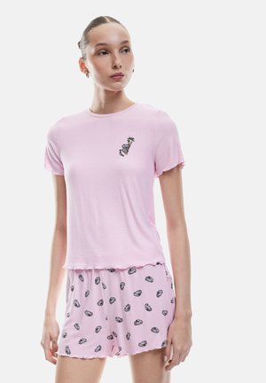 Haut rose à rayures et à manches courtes avec broderie de koala, associé à un short rose avec un motif de panda éparpillé et un ourlet festonné.