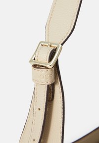 Cinghia in pelle beige con finitura testurizzata, dotata di una fibbia in tono oro e dettagli di cucitura, impressa con la scritta "BOSS".