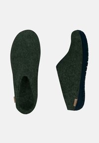 Een paar donkergroene vilten instapslippers met zwarte rubberen zolen, afgebeeld vanuit boven- en zijaanzicht op een witte achtergrond.