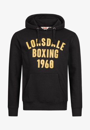 Zwarte hooded trui met gele tekst "Lonsdale Boxing 1960" en een kangoeroezak aan de voorkant, voorzien van een capuchon met trekkoord.