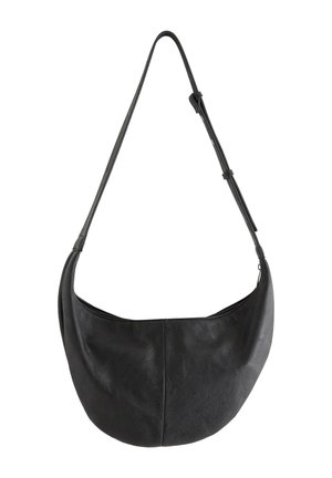 Sort læder skuldertaske i halvmåneform med justerbar rem og synlig lynlås langs den øverste åbning.
