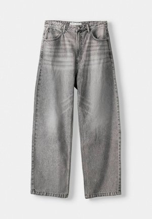 Jeans grigi larghi con finitura sbiadita, dotati di cinque tasche, passanti per cintura e chiusura a bottoni. Realizzati in tessuto di denim con una texture liscia.
