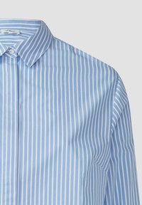 Blauw-wit gestreepte shirt met een button-down kraag, vervaardigd van gladde stof, zachte textuur en rechte snit, met gedetailleerde stiksel.