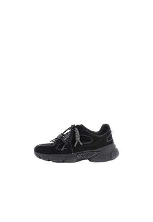 Baskets de sport noires avec une semelle épaisse, des empiècements en mesh et daim, des lacets tressés décoratifs, et le logo "GUESS" sur le côté.