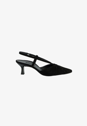 Zwarte suède slingback schoen met een spits toelopende neus, een lage gebogen kittenhak en dunne gekruiste bandjes.