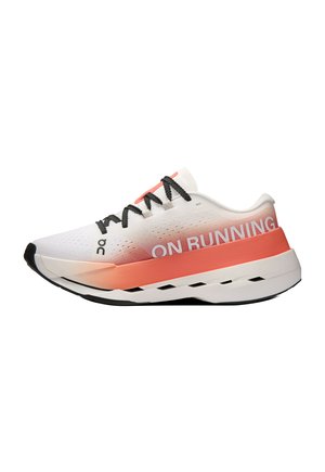 Pantof de alergare cu gradient alb și coral, șireturi negre, talpă groasă și căptușită, cu textul „ON RUNNING” pe lateral.