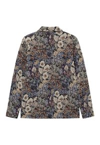 Camisa de manga larga con estampado floral. Presenta flores multicolor sobre un fondo oscuro, con un cuello clásico y textura de tela suave.