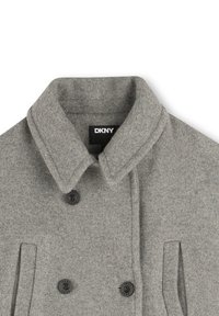 Abrigo de lana gris de doble botonadura con amplio cuello, botones negros grabados con "DKNY" y bolsillos de ojal verticales.