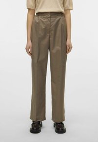 Pantaloni a vita alta, dritti, in tessuto marrone chiaro, con pieghe, tasche laterali e sottili dettagli con bottoni in vita.