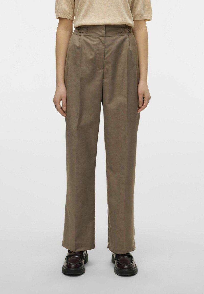 Pantaloni a vita alta, dritti, in tessuto marrone chiaro, con pieghe, tasche laterali e sottili dettagli con bottoni in vita.