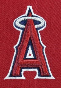 Tela roja con un logotipo bordado que presenta una letra "A" estilizada en rojo, contornada en blanco y azul, coronada por un halo plateado.