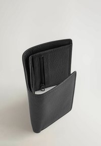 Sort læderpung med tekstureret overflade, featuring en lynlåsfunktion og åben lomme, som viser et minimalistisk design.