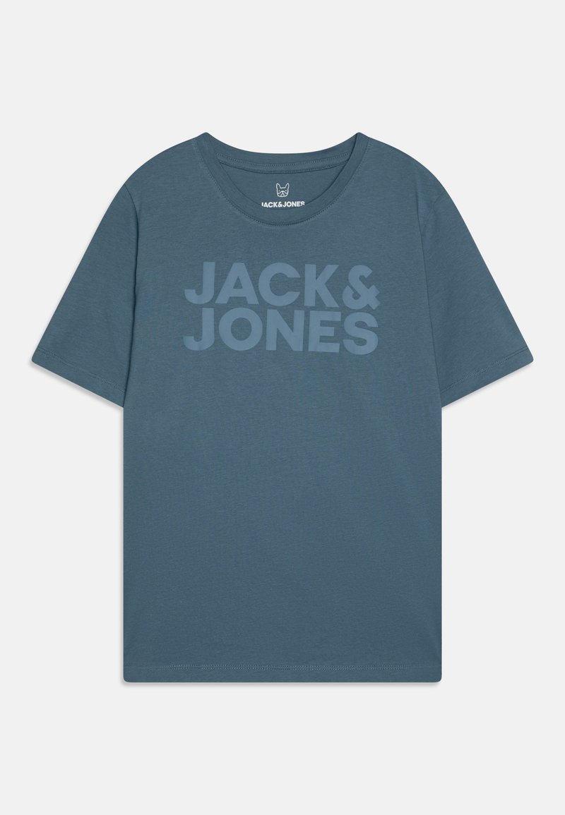 Korte ermers t-skjorte i skiferblå med rund hals og stor lyseblå "JACK & JONES" tekst på forsiden. Myk tekstur.