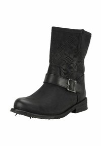 Sort midt-læg-støvle med tekstureret overdel, glat underdel, rem og sølvspænde samt lav stablet hæl, vinklet mod højre på hvid baggrund.