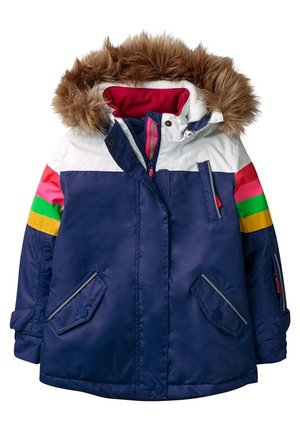 Børnejakke i marineblå til vinteren med hvid skulderparti, flerfarvede striber på ærmerne, lommer foran, lynlås og brun faux pelskant på hætten.