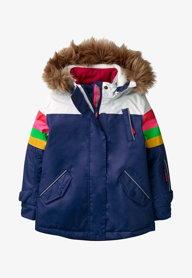 Kinder-Winterjacke in Marineblau mit weißem Schulterbereich, mehrfarbigen Streifen an den Ärmeln, Fronttaschen, Reißverschluss und braunem Kunstpelzbesatz an der Kapuze.