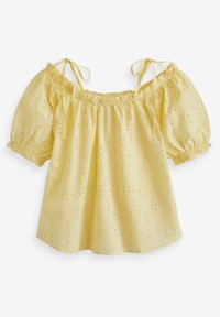 Gul bomuldsbluse med off-the-shoulder design, puffede ærmer og blomstret hulmønster. Har bånd, der ties ved skuldrene.