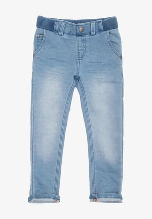 Lyseblå baby-jeans med elastisk linning, forreste knap, lommer og opsmøgede manchetter, der viser let slidt tekstur på lårene.