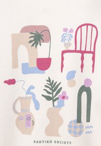 Formes abstraites comprenant une chaise rose, deux vases avec des feuilles et des fleurs, une plante en pot rose et des formes géométriques sur un fond clair.