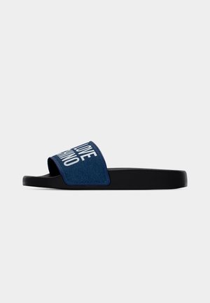 Sivukuva mustasta liukusandalista, jossa on tummansininen kangashihna ja valkoiset tekstit "LOVE MOSCHINO".