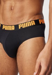Puma MEN EVERYDAY BRIEFS 2 PACK - Nohavičky/Slipy - black/orange