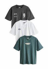Trei tricouri cu mânecă scurtă: negru cu grafici, alb cu un logo, tealc cu un imprimeu; toate fabricate dintr-o țesătură moale din bumbac.