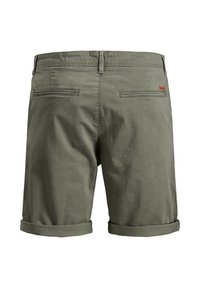 Pantaloni corti casual verde oliva con orli piegati, tasche welt posteriori e passanti per cintura, mostrati da dietro su uno sfondo bianco.