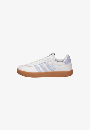 Zapatilla blanca de Adidas con franjas gris claro, lengüeta del talón de ante, suela de goma color caramelo y diseño con cordones, vista lateral.