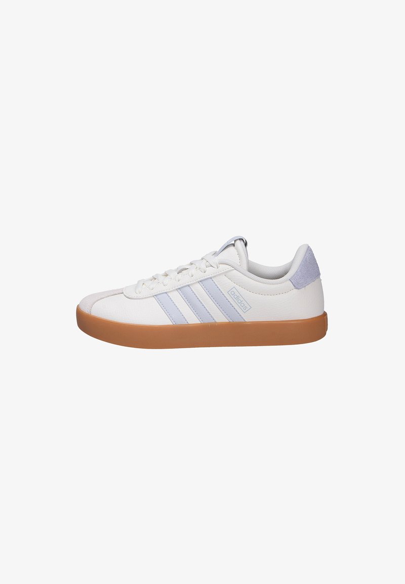 Zapatilla blanca de Adidas con franjas gris claro, lengüeta del talón de ante, suela de goma color caramelo y diseño con cordones, vista lateral.
